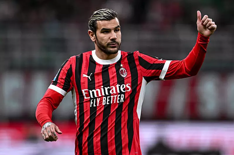 ثيو هيرنانديز لاعب ميلان